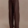 Pantalones de cintura media de imitación de cuero Theo – Chocolate oscuro Pantalones de cintura media de imitación de cuero Theo – Chocolate oscuro