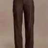 Pantalones de cintura media de imitación de cuero Theo – Chocolate oscuro Pantalones de cintura media de imitación de cuero Theo – Chocolate oscuro