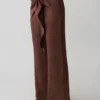 Pantalones de satén con lazo cruzado Gia – Chocolate Pantalones de satén con lazo cruzado Gia – Chocolate