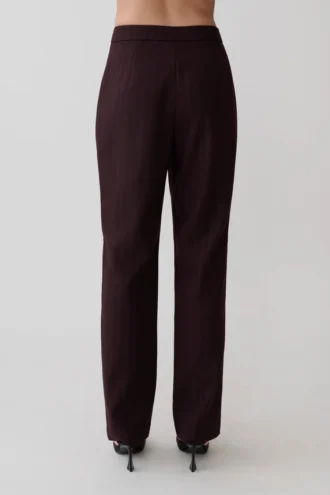 Pantalones de traje de corte recto Agatha – Rayas diplomáticas en color ciruela