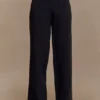 Pantalones de traje de corte recto Lindie – Negro Pantalones de traje de corte recto Lindie – Negro