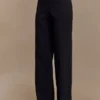 Pantalones de traje de corte recto Lindie – Negro Pantalones de traje de corte recto Lindie – Negro