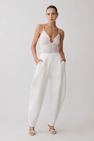 Body de encaje transparente con escote en V Jasper – Marfil