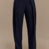 Pantalones plisados de cintura alta Penelope – Azul marino oscuro Pantalones plisados de cintura alta Penelope – Azul marino oscuro