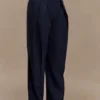 Pantalones plisados de cintura alta Penelope – Azul marino oscuro Pantalones plisados de cintura alta Penelope – Azul marino oscuro