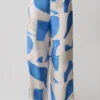 Pantalones rectos de satén Rachel – Estampado geométrico azul Pantalones rectos de satén Rachel – Estampado geométrico azul