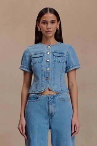 Partes de arriba ajustadas de manga corta de Denim Marge – Azul clásico