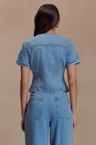 Partes de arriba ajustadas de manga corta de Denim Marge – Azul clásico