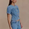 Partes de arriba ajustadas de manga corta de Denim Marge – Azul clásico Partes de arriba ajustadas de manga corta de Denim Marge – Azul clásico