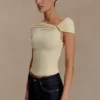 Partes de arriba ajustadas Kinsley con detalles metálicos – Limón pálido Partes de arriba ajustadas Kinsley con detalles metálicos – Limón pálido