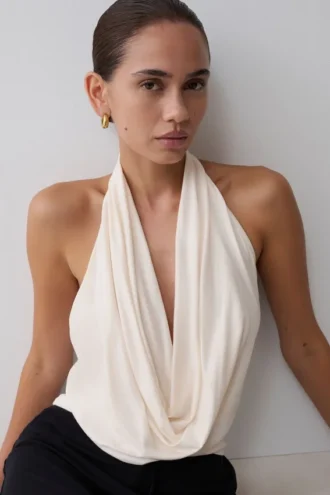 Partes de arriba de modal con cuello vuelto delantero Huyen – Marfil
