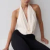 Partes de arriba de modal con cuello vuelto delantero Huyen – Marfil Partes de arriba de modal con cuello vuelto delantero Huyen – Marfil