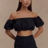 Partes de arriba de otoño con hombros descubiertos y corte abullonado – Negro