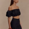 Partes de arriba de otoño con hombros descubiertos y corte abullonado – Negro