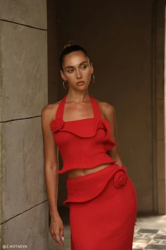 Partes de arriba de punto con cuello halter y detalle retorcido Samira – Rojo