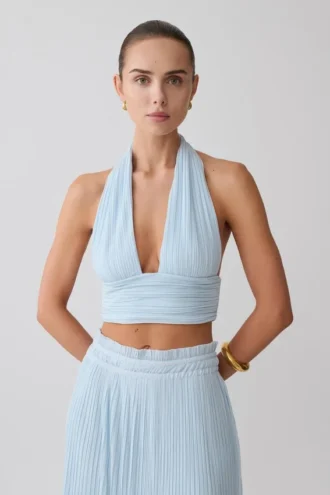 Partes de arriba sin mangas con cuello halter plisado Amaris – Azul pálido