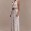 Partes de arriba sin mangas con cuello halter plisado de Amaris – Estampado floral pequeño