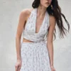 Partes de arriba sin mangas con cuello halter plisado de Amaris – Estampado floral pequeño
