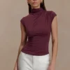Partes de arriba sin mangas de cuello alto Freesia – Caoba