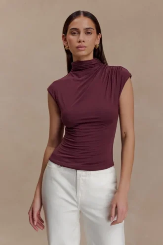 Partes de arriba sin mangas de cuello alto Freesia – Caoba