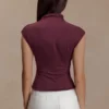 Partes de arriba sin mangas de cuello alto Freesia – Caoba
