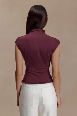 Partes de arriba sin mangas de cuello alto Freesia – Caoba