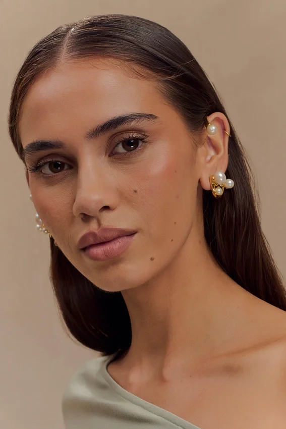 Pendiente tipo ear cuff de perlas de agua dulce Saskia – Perla Pendiente tipo ear cuff de perlas de agua dulce Saskia – Perla