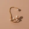 Pendiente tipo ear cuff de perlas de agua dulce Saskia – Perla Pendiente tipo ear cuff de perlas de agua dulce Saskia – Perla