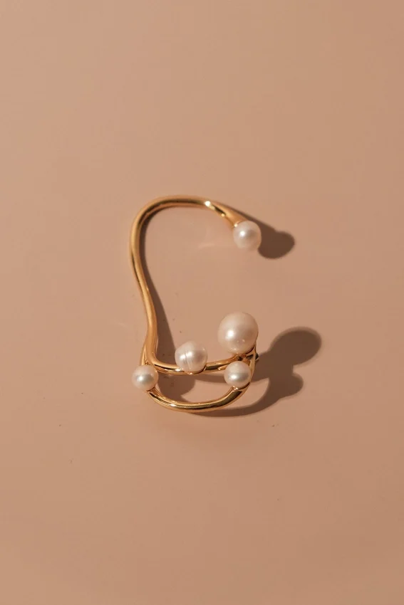Pendiente tipo ear cuff de perlas de agua dulce Saskia – Perla Pendiente tipo ear cuff de perlas de agua dulce Saskia – Perla