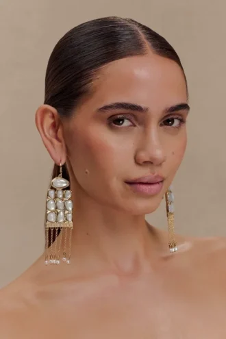 Pendientes colgantes horizontales de resina Annika – Dorado