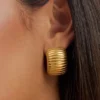 Pendientes de aro con textura Amelia – Dorado Pendientes de aro con textura Amelia – Dorado