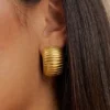 Pendientes de aro con textura Amelia – Dorado Pendientes de aro con textura Amelia – Dorado