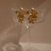 Pendientes de flor colgantes Infatuated – Dorado Pendientes de flor colgantes Infatuated – Dorado