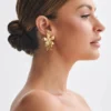 Pendientes de flor colgantes Infatuated – Dorado Pendientes de flor colgantes Infatuated – Dorado