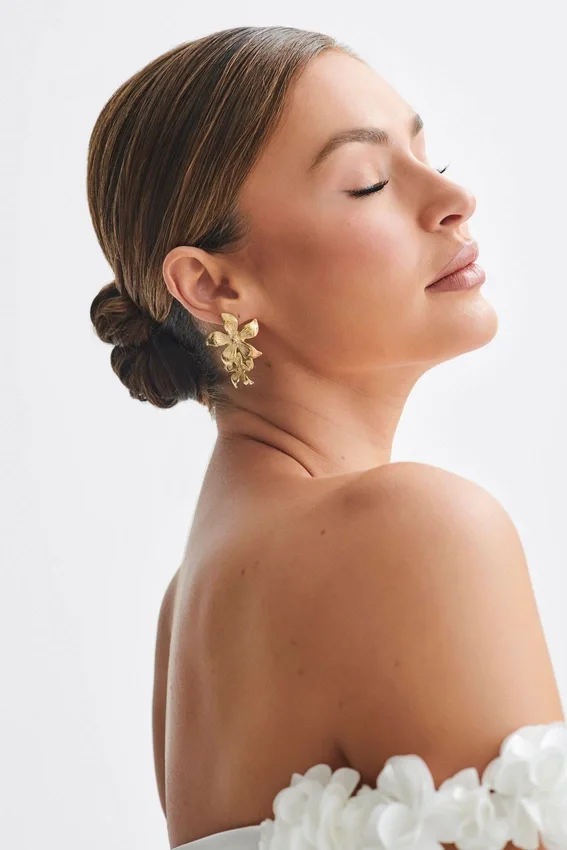 Pendientes de flor colgantes Infatuated – Dorado Pendientes de flor colgantes Infatuated – Dorado
