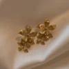 Pendientes de flor colgantes Infatuated – Dorado Pendientes de flor colgantes Infatuated – Dorado