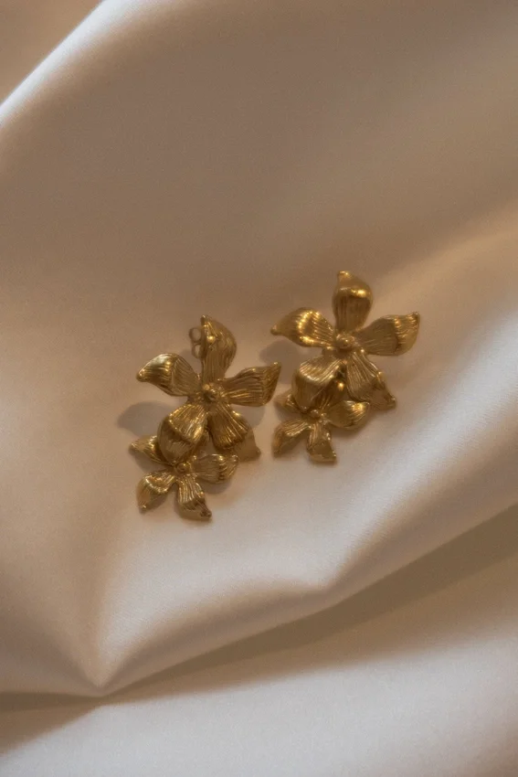 Pendientes de flor colgantes Infatuated – Dorado Pendientes de flor colgantes Infatuated – Dorado