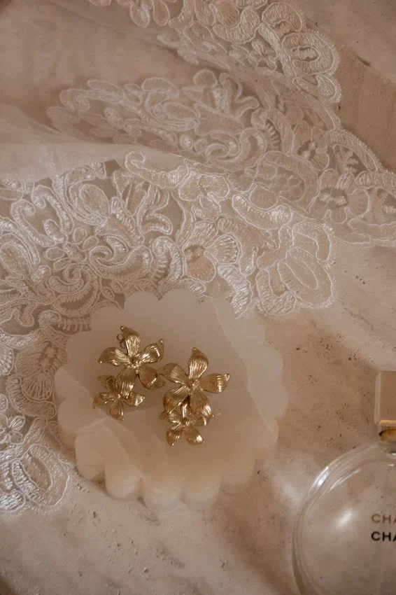 Pendientes de flor colgantes Infatuated – Dorado Pendientes de flor colgantes Infatuated – Dorado