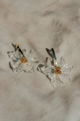 Pendientes de flores acrílicas Naomi – Dorado