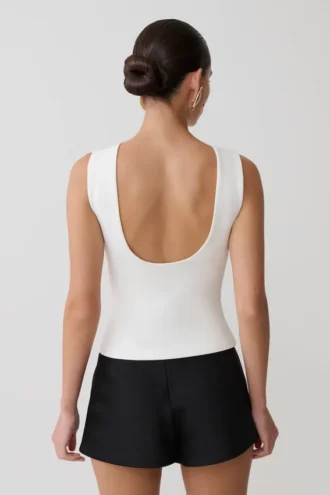 Top de crepé scuba con espalda abierta Kyra – Blanco