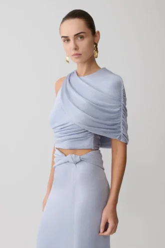 Top de lurex con un solo hombro Adrienne – Azul pastel