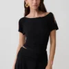 Top de manga corta con volantes de modal Talise – Negro