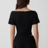 Top de manga corta con volantes de modal Talise – Negro