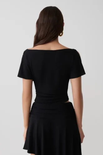 Top de manga corta con volantes de modal Talise – Negro