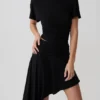 Top de manga corta con volantes de modal Talise – Negro