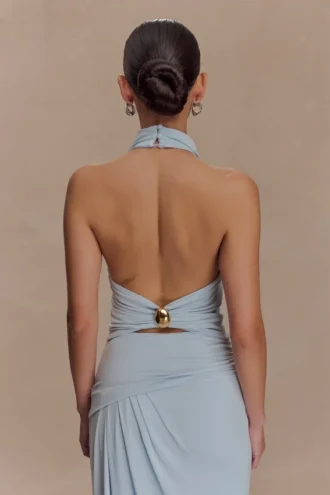 Top halter ajustado Calandra con detalles metálicos – Azul pálido