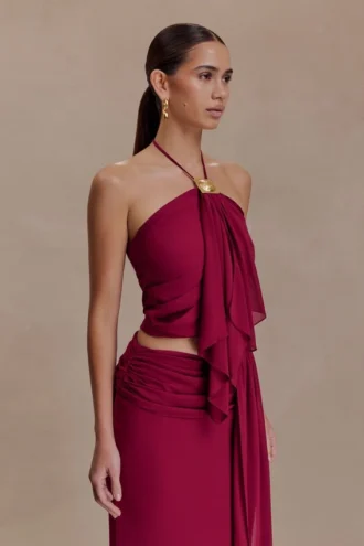 Top halter de gasa Celina con detalles metálicos – Rojo cereza