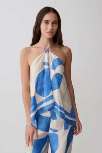 Top halter drapeado de satén Adelaide – Estampado geométrico azul