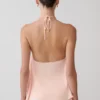 Top halter drapeado de satén Adelaide – Melocotón
