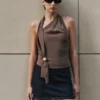 Top halter Marina con detalles metálicos – Marrón cacao Top halter Marina con detalles metálicos – Marrón cacao